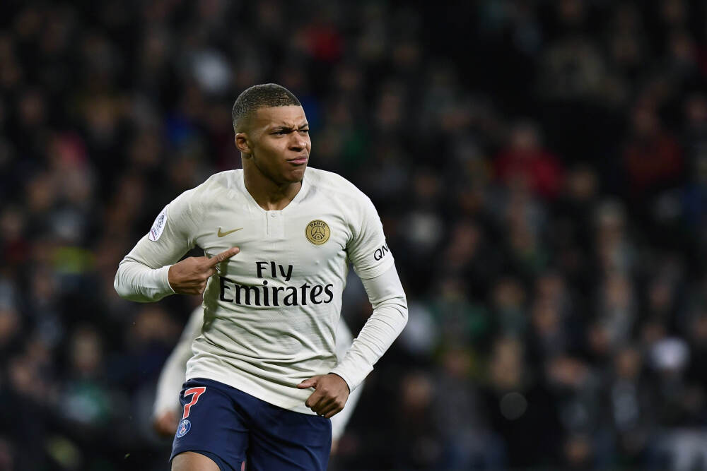 洛佩斯：在巴萨时小罗半夜约我出去，我女友问我选她还是小罗